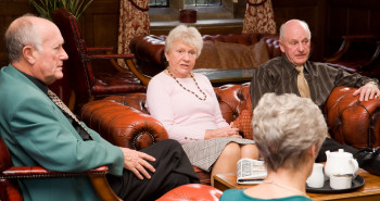 grupo de idosos reunidos praticando a papoterapia