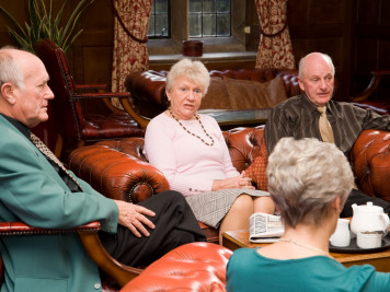 grupo de idosos reunidos praticando a papoterapia