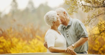 idosos se beijando em demonstração de afeto e sexualidade