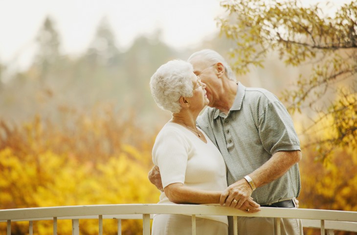idosos se beijando em demonstração de afeto e sexualidade