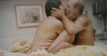 idosos se beijando