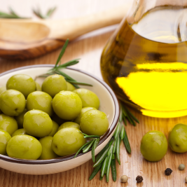 porção de azeitonas e frasco de azeite de oliva que fazem bem para o coração dos idosos