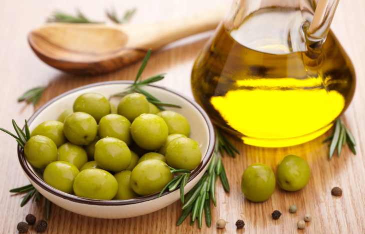 porção de azeitonas e frasco de azeite de oliva que fazem bem para o coração dos idosos